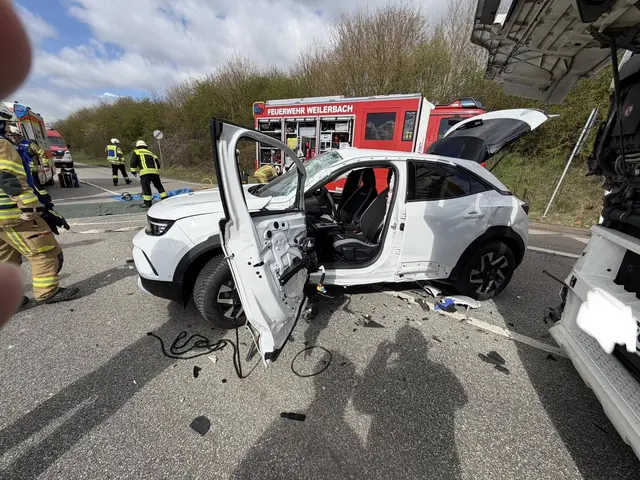 Feuerwehrkräfte befreiten die verletzte Person aus dem verunglückten Fahrzeug | Foto: Feuerwehr Weilerbach/gratis