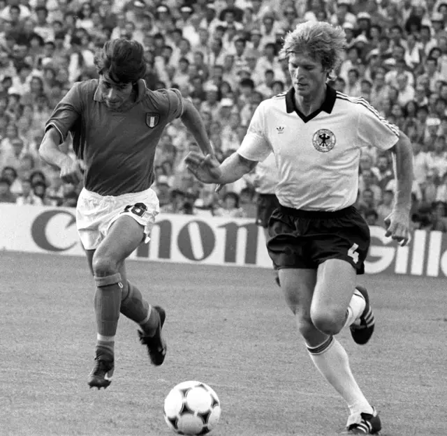 Ex-VfB-Profi Karlheinz Förster (r) 1982 mit Deutschland im WM-Finale gegen Italien. (Archivbild) | Foto: dpa