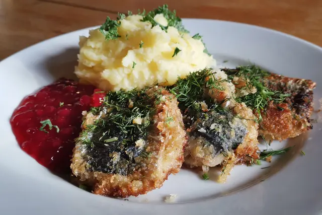 Bevor der Hering im Doppelpack mit Panko paniert und gebraten wird, kommt zwischen beide Filets ein Senf-Zwiebel-Mix als Füllung. | Foto: dpa