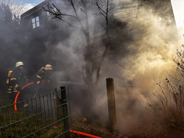 Bei einem Pkw-Brand auf der Goethestraße in Schermbeck brannte der Motorraum eines Autos. Die Feuerwehr verhinderte durch gezielte Kühlung ein Übergreifen der Flammen auf ein Wohngebäude. | Foto: Feuerwehr Schermbeck
