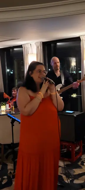 Reiseleiterin Sarah Dietz beeindruckte bei der Party mit einer Solo-Gesangseinlage. | Foto: Volker Widdrat