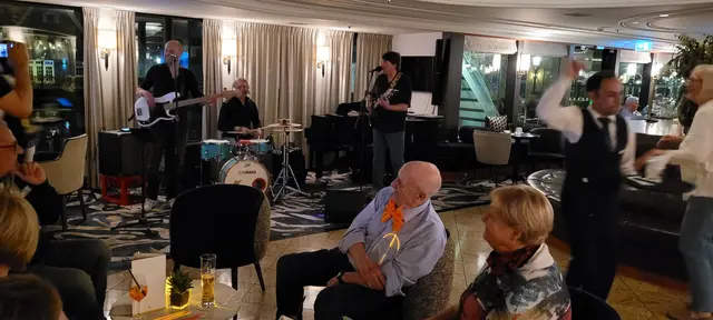 Die "Boys of 69" spielten bis nach Mitternacht. | Foto: Volker Widdrat