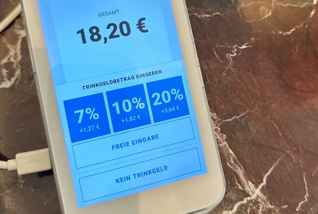 Hilfreich oder digitale Wegelagerei? Zwei Drittel der Teilnehmer einer Bitkom-Umfrage gaben an, dass Trinkgeldvorschläge dazu führen, mehr Trinkgeld zu geben als ursprünglich geplant. | Foto: dpa