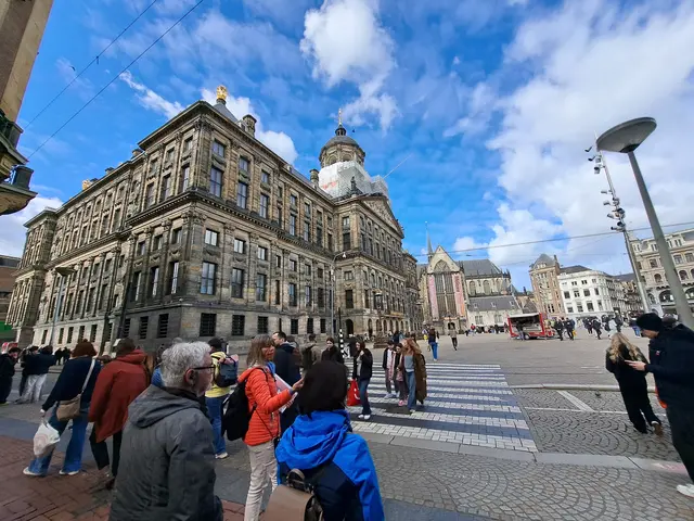 Das königliche Palais (linkes Gebäude), auch bekannt als Palais auf dem Damm, befindet sich an der Westseite des Dam-Platzes im Stadtzentrum von Amsterdam. | Foto: Volker Widdrat