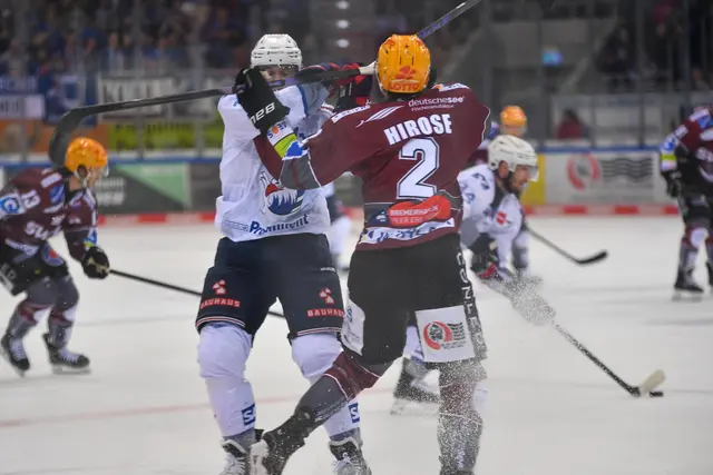 Bremerhavens Akito Hirose (Nr.2) und Mannheims John Gilmour (Nr.7) tauschen in Spiel vier Freundlichkeiten aus.  | Foto: Kurz/PIX-Sportfotos