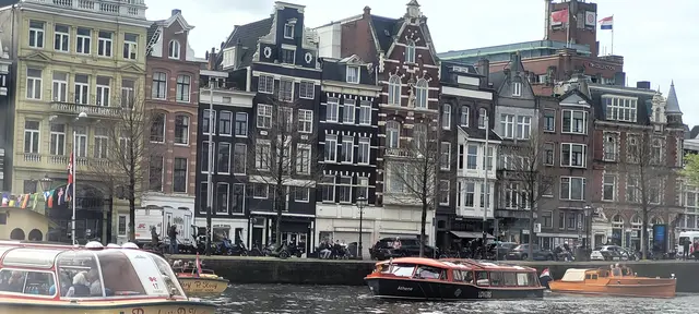 Blick von der Gracht auf die Häuserzeilen. | Foto: Volker Widdrat