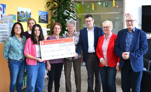 Cornelia Schwarz, Svetlana Mancos, Stefanie Eyrisch, Marliese Schultz, Erika Wadle, Ralph Stegner und Brigitte und Fritz Wittmer bei der Spendenübergabe (von links)  | Foto: Frank Schäfer