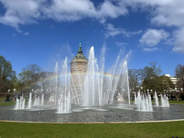 Pünktlich zur Inbetriebnahme der Wasserspiele am Mannheimer Wasserturm zauberte die Sonne einen Regenbogen in den Fontänenvorhang. | Foto: MVV