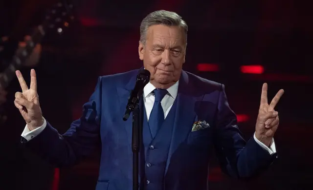 Der deutsche Schlagersänger Roland Kaiser steht in der Fernsehshow „Das große Schlagerjubiläum 2022" in Leipzig auf der Bühne. Kaiser ist nun auch in einem Film zu sehen. | Foto: dpa