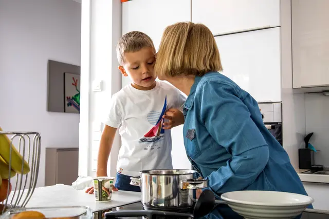 «Du bist gut, so wie du bist»: Kinder, die diese Botschaft hören, sind später weniger anfällig für negative Kommentare von anderen. | Foto: dpa