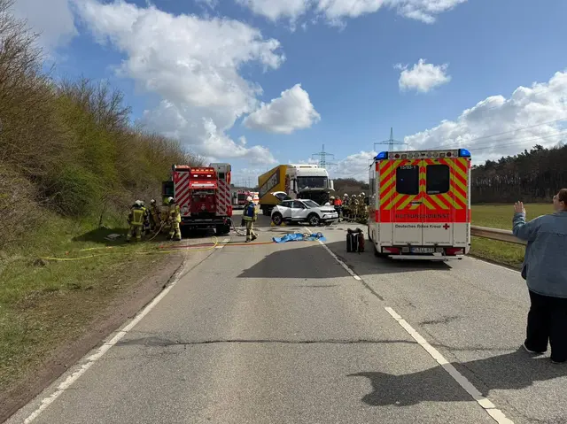 Einsatzfahrzeuge der Freiwilligen Feuerwehr Weilerbach vor Ort auf der L367 | Foto: Feuerwehr Weilerbach/gratis