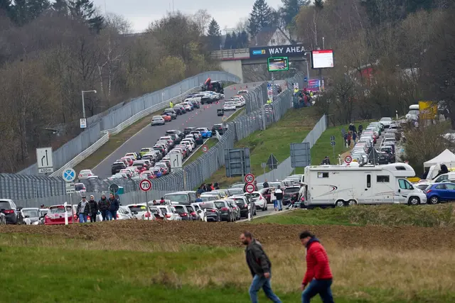 Der «Car Friday» gilt als Saisonauftakt für die Touristenfahrten auf dem Nürburgring. (Archivbild) | Foto: dpa