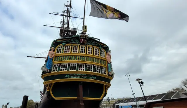 Der Nachbau der Amsterdam, ein Drei-Mast-Schoner, ist heute Teil des Schifffahrtmuseums. Das Handelsschiff im Original lief 1749 in einem Sturm in der Nordsee auf Grund. | Foto: Volker Widdrat