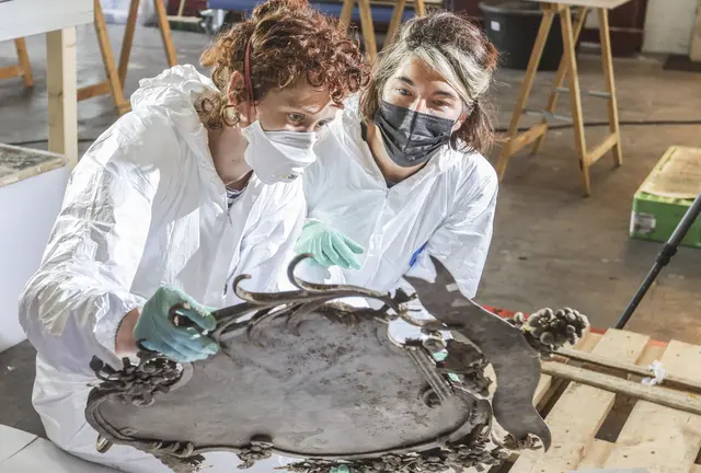 Sommer 2021: Restauratorinnen bei der Erstversorgung beschädigter Kunstwerke aus der Sammlung des Stadtmuseums Ahrweile | Foto: © Anabel Fabry/frei