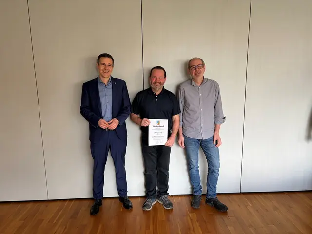 Bürgermeister Christian Burkhart und der stellvertretende Werkleiter Michael Walther (rechts) gratulieren Markus Doll (Mitte) zum Jubiläum | Foto: vgv