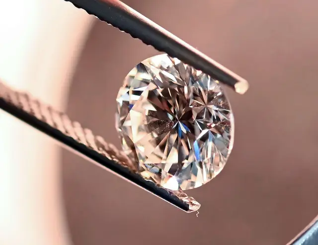 Die Edelsteinbearbeitung in der Region Obere Nahe mit dem Zentrum Idar-Oberstein soll in das «Bundesweite Verzeichnis des Immateriellen Kulturerbes» aufgenommen werden.  | Foto: dpa