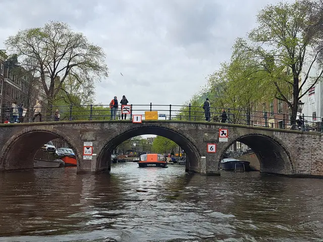 Unzählige Brücken führen über die Grachten. | Foto: Volker Widdrat