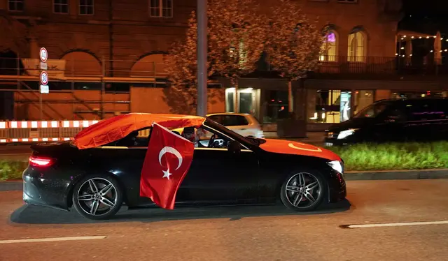 Fans der türkischen Fußball-Nationalmannschaft feiern in Stuttgart. | Foto: dpa