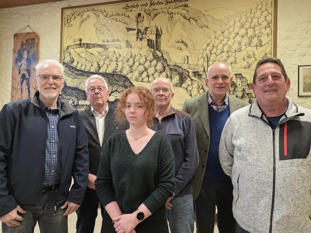  Spendenübergabe im Falkensteiner Bürgerhaus: Andreas Fischer, Gerhard Johannsen, Nina Braun, Dr. Jost Haneke, Ortsbürgermeister Christoph Heuschkel und Volker Demmerle (von links) | Foto: Regine Heuschkel