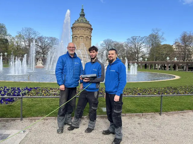 Nahmen die Fontänenanlage zusammen mit dem MVV-Team gemeinsam in Betrieb (von links): Jens van der Veen, Finn Siwko und René Witzke. | Foto: MVV