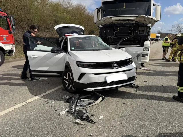 Absicherung der Unfallstelle: Die Hochvoltbatterie des Fahrzeugs wird abgeklemmt | Foto: Feuerwehr Weilerbach/gratis