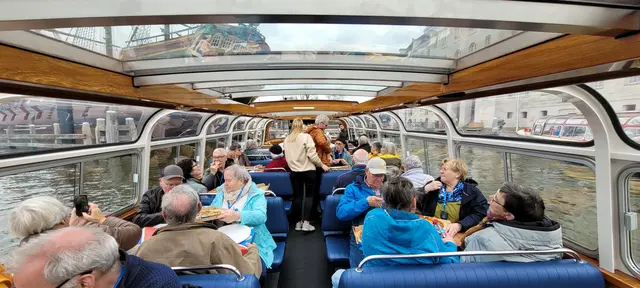 Während der Rundtour durch die Grachten schmeckte die Pizza.  | Foto: Volker Widdrat