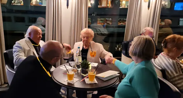 Auch eine Schunkelrunde fehlte bei der zünftigen Party nicht. | Foto: Volker Widdrat