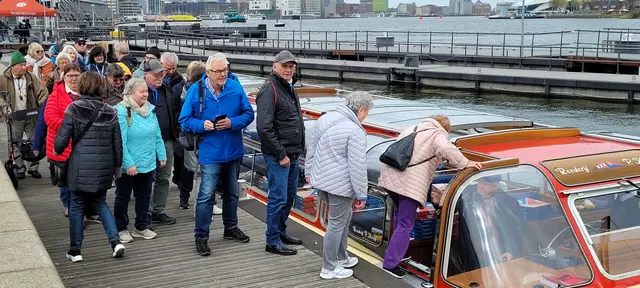 Einsteigen zur Fahrt durch die Grachten Amsterdams. | Foto: Volker Widdrat