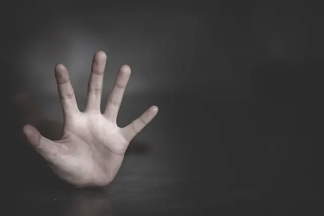 Nach einem Angriff in einer Gleisunterführung am Hauptbahnhof wurde ein 14-Jähriger verletzt. Der Täter flüchtete, die Polizei sucht Zeugen. | Foto: Tinnakorn/stock.adobe.com