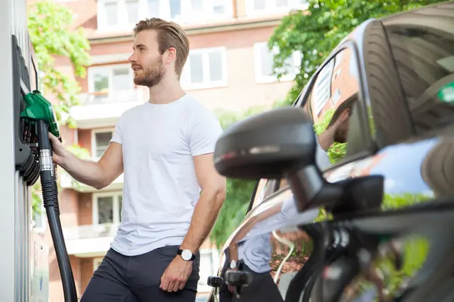 Leichter reisen, weniger verbrauchen: Jedes unnötige Kilo im Auto erhöht den Spritverbrauch, daher lohnt es sich Dachboxen und Fahrradträger am Zielort gleich abzumontieren. | Foto: dpa