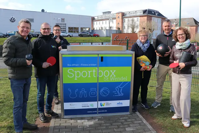 (v.l.n.r.) St. Wendels Bürgermeister Peter Klär nahm gemeinsam mit Thomas Gebel (Vorsitzender Kulani), Christian Schaadt (Regionalmanager Kulani), Stefanie Theobald (Umweltamt der Kreisstadt St. Wendel sowie Ortsvorsteher Andreas Leyerle und Elisabeth Krob (Erste Beigeordnete der Kreisstadt St. Wendel) die neue Sportbox in Betrieb | Foto: Kreisstadt St. Wendel / Laura Brill