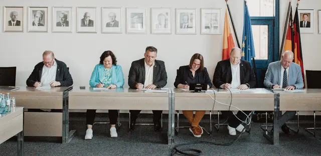 Werner Baumann (Bürgermeister Maxdorf), Ilona Volk (Bürgermeisterin Stadt Schifferstadt), Volker Knörr (Landrat), Bianca Staßen (Kreisbeigeordnete), Thorsten Leva (Bürgermeister Mutterstadt), Michael Müller (Bürgermeister Bobenheim-Roxheim). | Foto: Rhein-Pfalz-Kreis