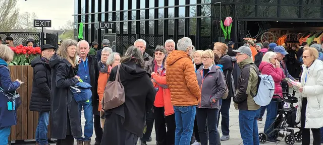 Die Gäste der Leserreise freuen sich auf den Rundgang durch die Gartenanlage. | Foto: Volker Widdrat