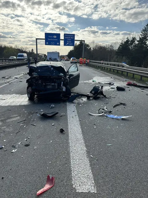 Mehrere Fahrzeuge, darunter ein Lkw und ein Wohnmobil, waren in den Unfall auf der A6 verwickelt. Acht Menschen erlitten leichte Verletzungen. | Foto: Polizeiautobahnstation Kaiserslautern und Zentrale Verkehrsdienste