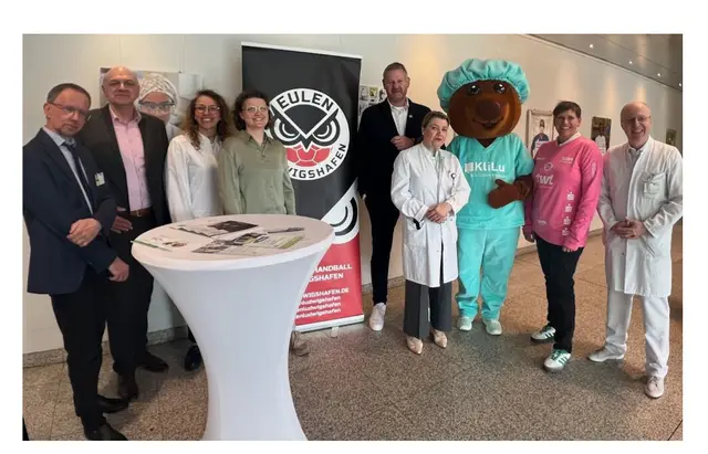 PD. Dr. Klaus Baumann, Prof. Dr. Peter Paschka, Dr. Silke Kapp-Schwoerer, Katja Hubrich, Andreas Olbert, Dr. Martina Dauscher-Zohlnhöfer, KliLu-Maskottchen, Marion Dietrich, Prof. Dr. Markus Müller (v.l.) | Foto: Klinikum Ludwigshafen