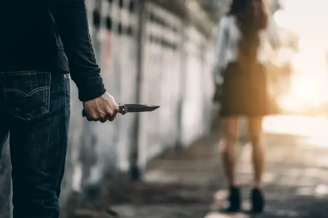 Nach einem versuchten Raub an einer Bushaltestelle in Eisenberg wurde ein Jugendlicher verletzt. Die Polizei sucht Zeugen und bittet um Hinweise zu drei Tatverdächtigen. | Foto: Day Of Victory Stu./stock.adobe.com