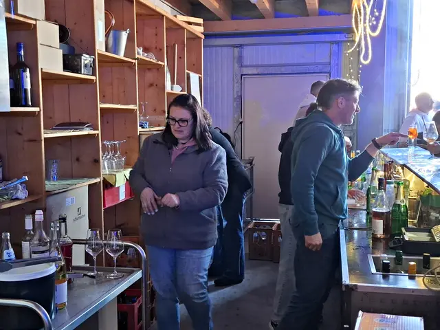 Hinter der Theke gabs viel zu tun | Foto: Brigitte Melder
