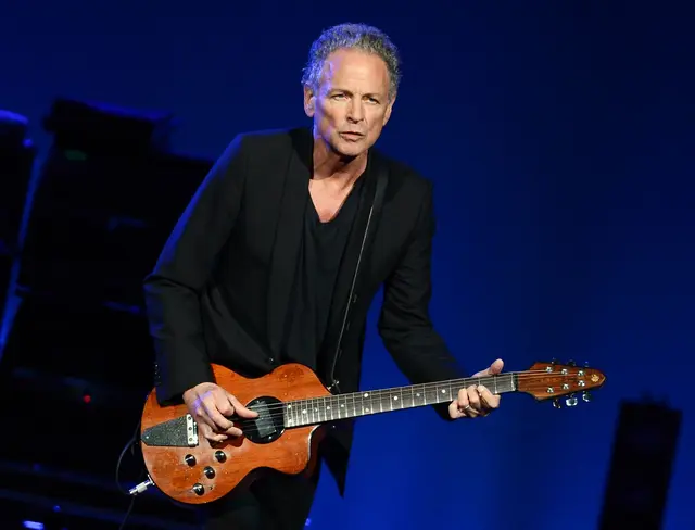 Lindsey Buckingham, damals Gitarrist der britisch-US-amerikanischen Rockband Fleetwood Mac, steht in der o2 world in Berlin auf der Bühne. | Foto: dpa