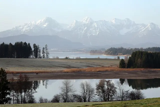 Frühling im Tal, Winter am Berg: Ab 1.800 Metern herrscht in den Alpen noch eine geschlossene Schneedecke. | Foto: dpa