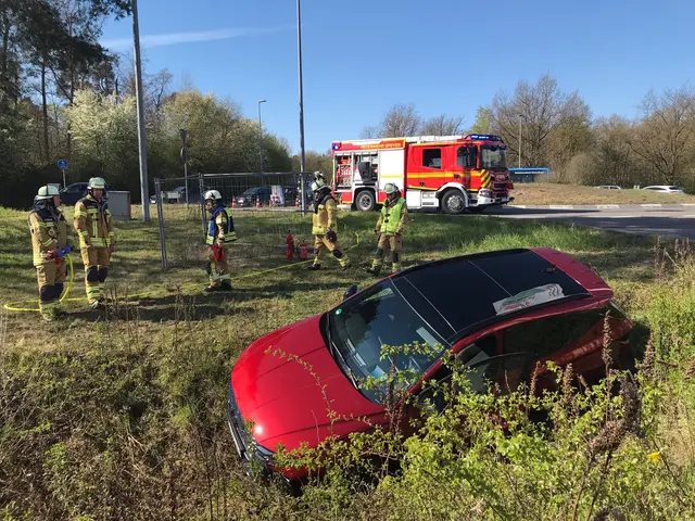 Auf der Iggelheimer Straße ist ein Pkw in einen Graben geraten und auf der Seite liegen geblieben. Der Fahrer wurde leicht verletzt, die Feuerwehr sperrte die Straße kurzzeitig. | Foto: Brand- und Katastrophenschutz der Stadt Speyer