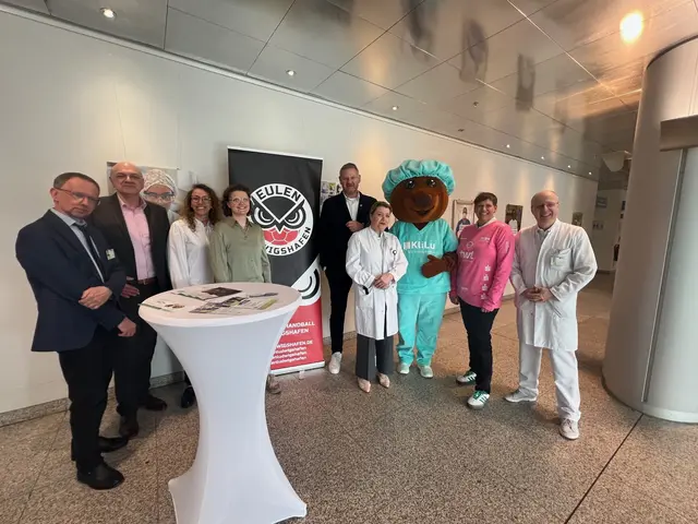 v.l.n.r.: PD. Dr. Klaus Baumann, Prof. Dr. Peter Paschka, Dr. Silke Kapp-Schwoerer, Katja Hubrich, Andreas Olbert, Dr. Martina Dauscher-Zohlnhöfer, KliLu-Maskottchen, Marion Dietrich, Prof. Dr. Markus Müller | Foto: Klinikum Ludwigshafen