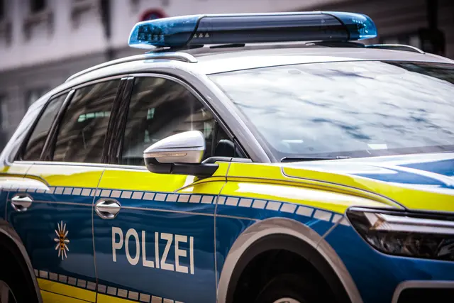 Ein Fahrschulauto ist in Bretten von der Fahrbahn abgekommen, gegen einen Baum geprallt und hat sich überschlagen. Fahrschüler und Fahrlehrer wurden leicht verletzt. | Foto: Paul Needham