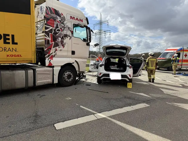 Auf der L 367 kam es zu einem Zusammenstoß eines Autos mit einem Lkw | Foto: Feuerwehr Weilerbach/gratis