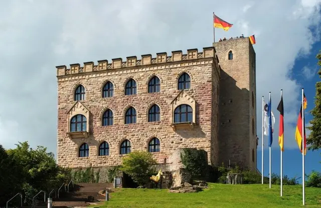 Im Festsaal auf dem Hambacher Schloss diskutieren Gäste über Föderalismus und Populismus. | Foto: Quelle: Neustadt.eu