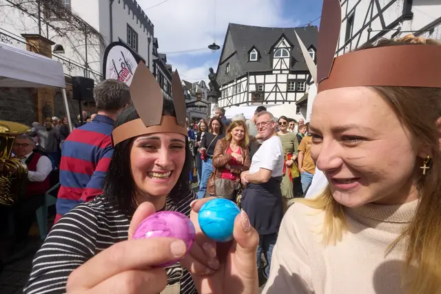 Welches Ei hält stand? In Winningen an der Mosel werden gefärbte Exemplare gegeneinander gedrückt, Eierkibben nennt sich das. (Archivfoto) | Foto: Thomas Frey/dpa