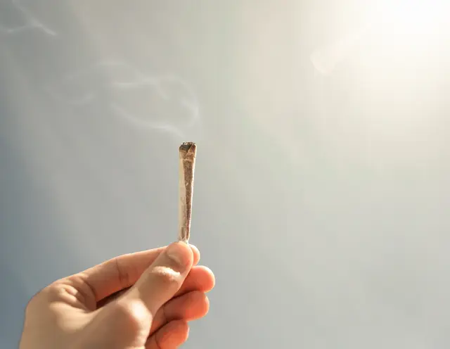 Bundesregierung sieht dringenden Handlungsbedarf: Die zweite Cannabis-Evaluation zeigt Rückgänge bei Frühinterventionen, Risiken für Jugendliche und zunehmenden Missbrauch von Medizinalcannabis. | Foto: Kemedo/stock.adobe.com