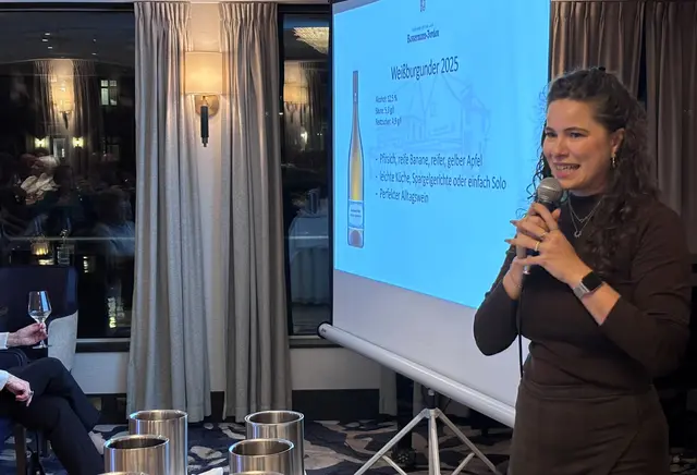 Weinexpertin Tamara Fränzle erläuterte die Besonderheiten der edlen Tropfen im Glas. | Foto: Volker Widdrat