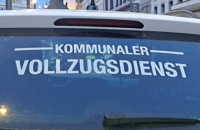 Ein 40-jähriger Mann randalierte am Donnerstagabend in der Mannheimer Straße und schlug mit einem Holzstück auf einen Imbisswagen ein. Die Polizei brachte ihn zur Verhinderung weiterer Taten in Gewahrsam | Foto: Monika Klein