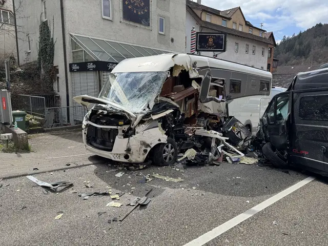 Totalschaden nach Crash zwischen Wohnmobil und Camper. | Foto: Schulz/SDMG/dpa