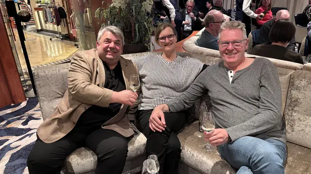 Götz Valter (v. l.), Elke und Bernhard Weller genießen den Wein. | Foto: Volker Widdrat